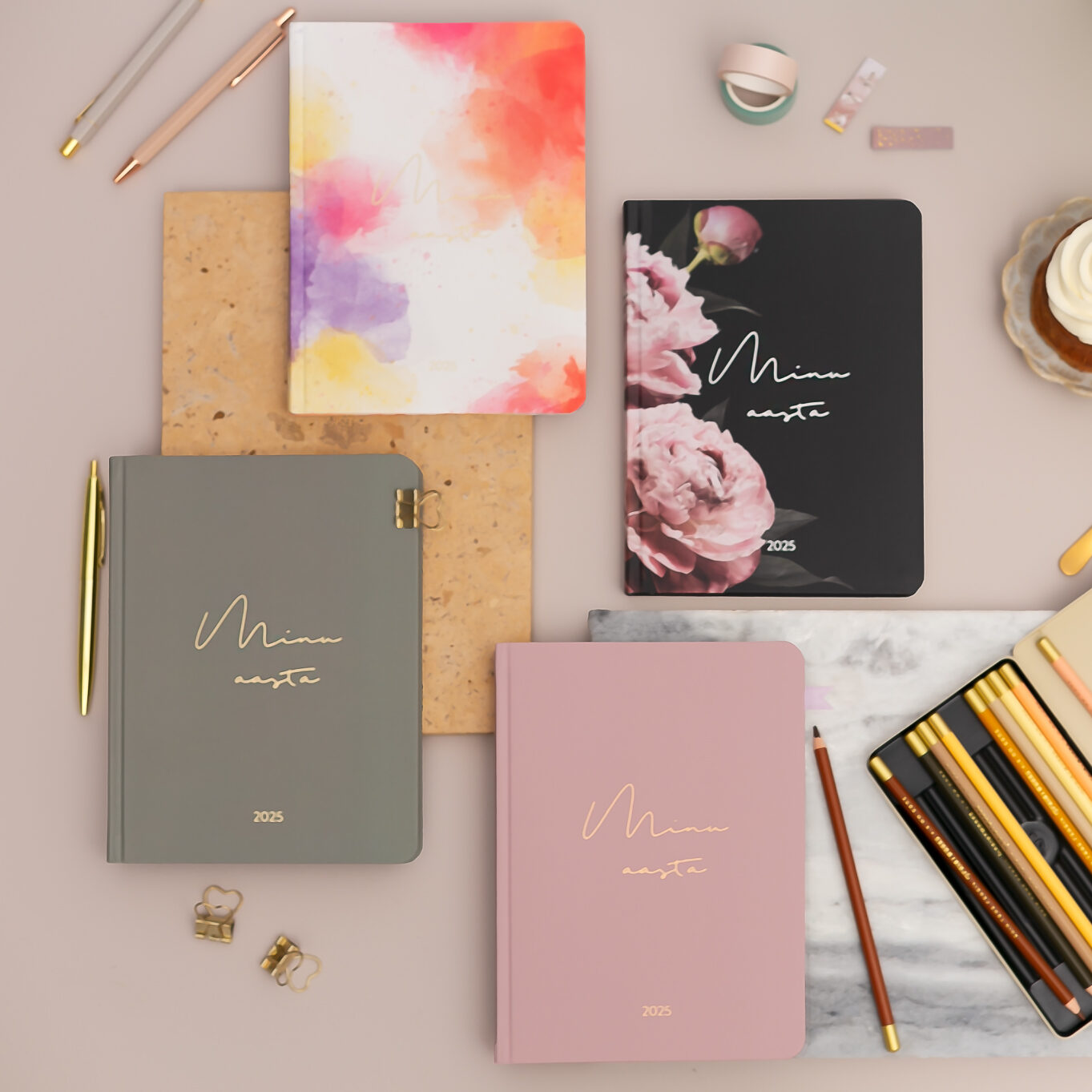 Minu aasta kalendermärkmik 2026 naistele Kalendermärkmik 2026 naistele, aastaplaneerija, planeerimismärkmik eesti keeles, ajaplaneerimise tööriist, eesmärgipäevik, harjumuste ja investeerimise tracker, enesearengu planner, lugemisnimekirja ja raamatute jälgimise päevik, motiveeriv ja minimalistlik disain, stiilne eesti disainplanner, unistuste ja eesmärkide planeerija, elu korrastamise ja ajajuhtimise abivahend, kingitus naisele, kvaliteetne eestikeelne kalender.